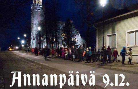 Rumpausta aamun hämärässä vanhan Raahen kadulla